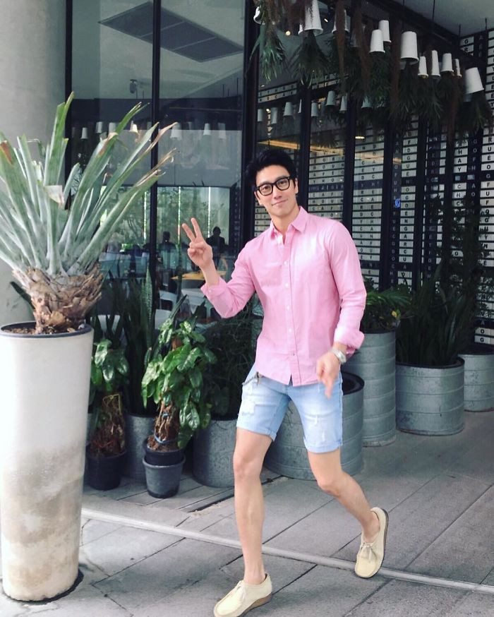 Ngoài công việc của một người mẫu, Tan còn là đồng sáng lập Công ty chụp hình ChuanDo & Frey. Mặc dù bất ngờ trước thông tin về tuổi thật của Tan nhưng khi ngắm thân hình của anh, nhiều người chắc hẳn cũng không ngạc nhiên khi biết Tan từng là một trong những người mẫu được biết đến vào cuối những năm 80 và đầu những năm 90.