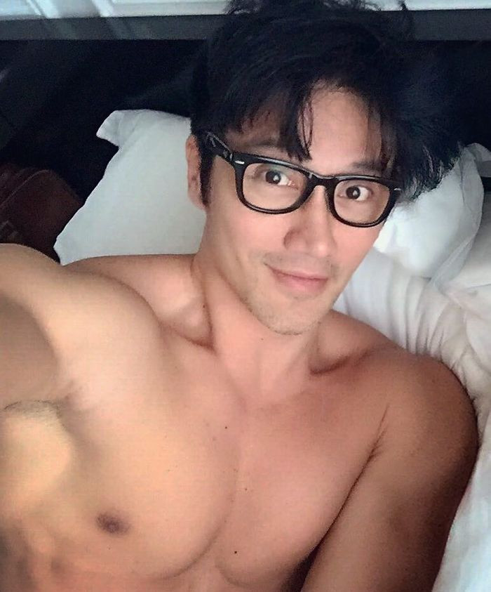 Trang Bored Panda thậm chí còn đưa ra bình luận: "Gặp gỡ Chuando Tan - nhiếp ảnh gia người Singapore, bạn sẽ phải băn khoăn không biết mình đang làm gì sai trái trong cuộc đời. Vì tin hay không, Tan thực sự đã 50 tuổi. Vâng, đúng vậy. Và anh ấy dường như đang trẻ hơn mỗi ngày".