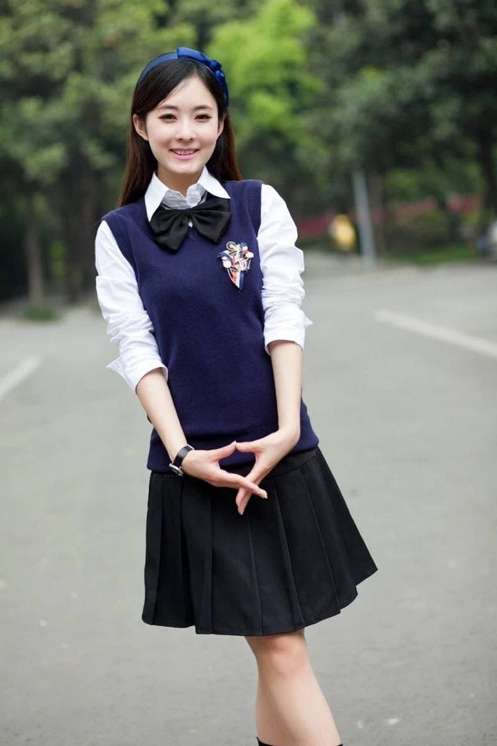 Cụ thể, những nữ sinh này phải mặc váy cách đầu gối 5cm.