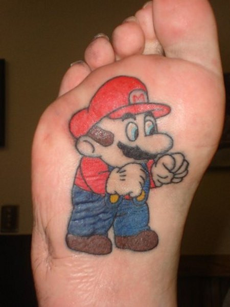 Nhân vật hoạt hình Nintendo Mario được xăm tỉ mỉ dưới bàn chân khá độc đáo.