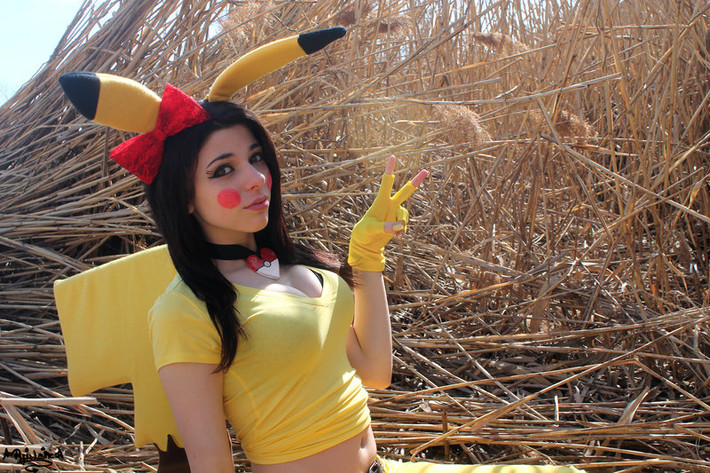 Hot girl gợi cảm này lại lựa chọn trở thành Pokemon Pikachu, Pokemon cực kỳ nổi tiếng về sự đáng yêu và năng lực phóng điện của mình.