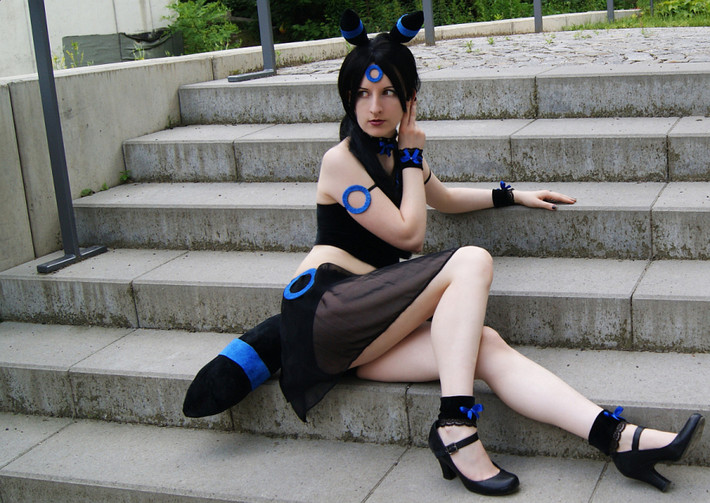 Mỗi hot girl hóa thân thành Pokemon đều lựa chọn cho mình loại Pokemon mình thích nhất, có những đặc điểm, tính cách giống như mình. Trong ảnh là một hot girl lựa chọn Pokemon Umbreon, một Pokemon rất hiếm có khả năng sử dụng độc.