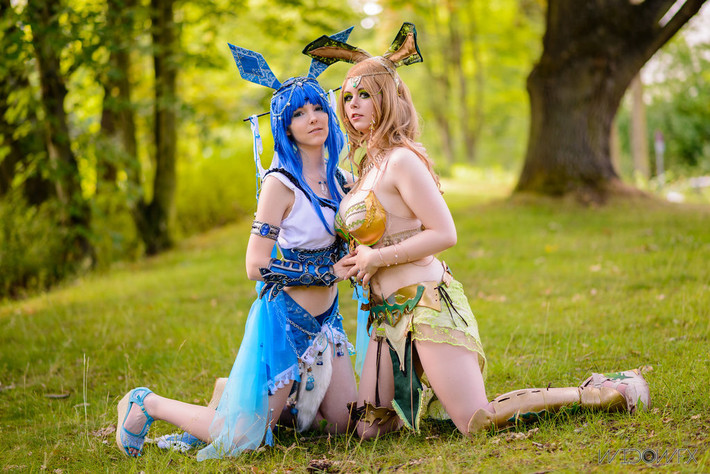 Đôi bạn thân cosplayer này đã cùng hóa hình thành Pokemon Leafeon và Pokemon Glaceon cực gợi cảm.