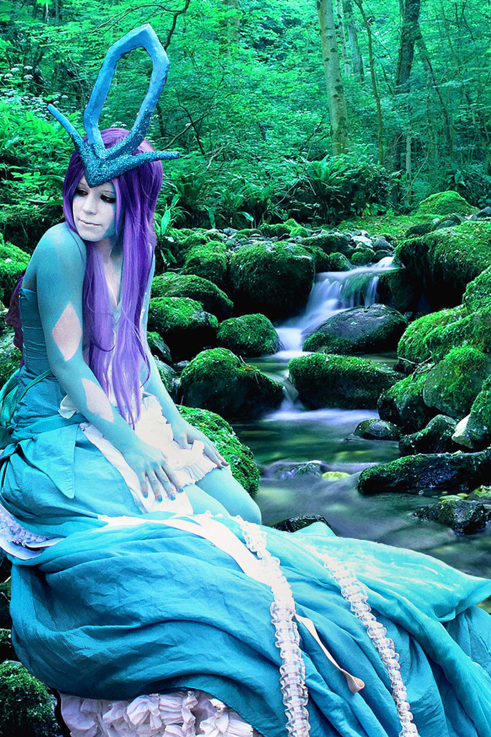 Pokemon Suicune, một Pokemon huyền thoại sở hữu vẻ ngoài đẹp nổi bật với sự kết hợp của hai màu xanh - tím. Nó được coi là Pokemon anh hùng, trang nghiêm và có khả năng bình tĩnh trong những tình huống nguy hiểm.
