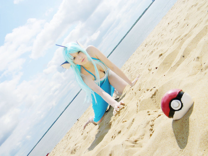 Với thân hình quyến rũ mê người, hot girl này hóa thân thành Pokemon Vaporeon, một Pokemon được tạo thành từ các phân tử tương tự như nước, cho phép nó để làm tan chảy và biến mất.
