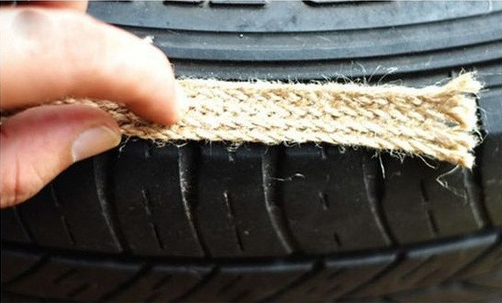 Tiếp đó, tùy theo con mắt thẩm mỹ mà bạn dùng dây bện bản dẹt để quấn những phần nào của lốp xe.