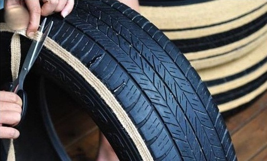 Sau khi hoàn thành, bạn cắt khéo để các khớp nối vừa khít nhau.