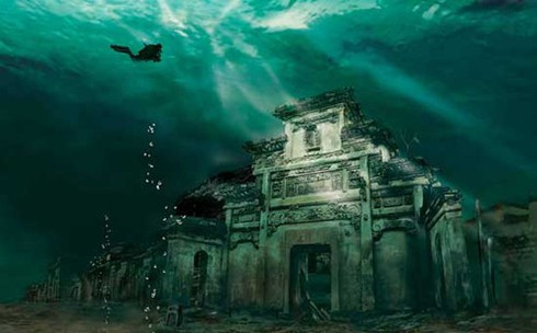 Thành phố dưới nước Shicheng: Khi trở thành trung tâm chính trị và văn hóa ở quận Sui, thuộc Chiết Giang, Shicheng bị bỏ hoang năm 1959 và bị nhấn chìm trong hồ nước nhân tạo Qiandao nằm trong thiết kế xây dựng của trạm thủy điện sông Xin’an. Nó đã bị lãng quên trong 40 năm cho đến nằm 2001 các thợ lặn đã phát hiện ra thành phố vẫn được bảo tồn đáng kể, bất chấp thời gian bị chìm dưới nước.