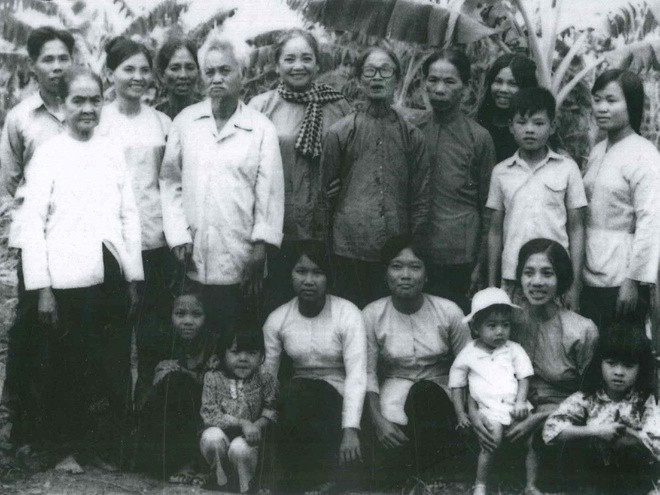Thiếu tướng Nguyễn Thị Định về thăm gia đình họ ngoại tại xã Lương Quới, Giồng Trôm, Bến Tre, năm 1975
