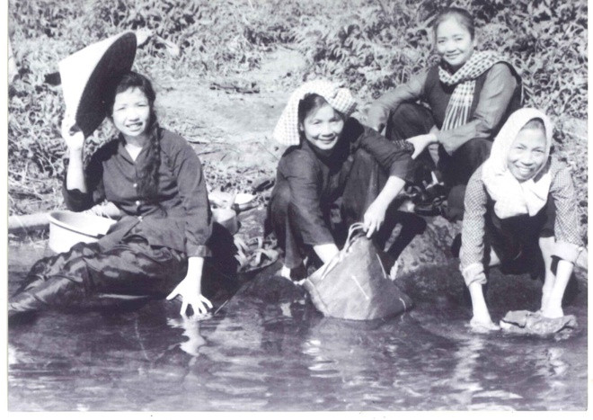 Bà Nguyễn Thị Định cùng đoàn đại biểu Hội LHPN giải phóng miền Nam nghỉ giải lao trong chuyến vượt Trường Sơn.