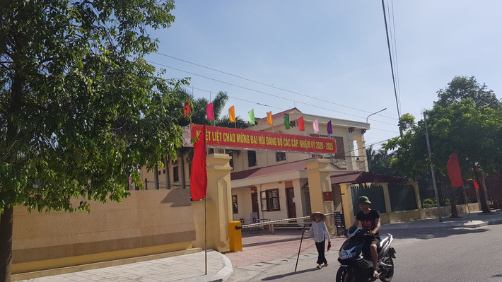 Ông Trần Xuân Huấn khẳng định, cự ly khoảng cách của đường điện tại khu vực đường Lê Thanh Nghị vẫn đảm bảo theo quy chuẩn về hành lang an toàn lưới điện. “Đường dây điện 35Kv qua đường Lê Thanh Nghị vẫn đảm bảo an toàn theo quy định về khoảng cách an toàn phóng điện cũng như tiêu chuẩn vận hành theo quy định. Đồng thời, việc đơn vị thuê người treo pano không thông báo với đơn vị quản lý điện nên không có phương án đảm bảo an toàn theo quy định.
