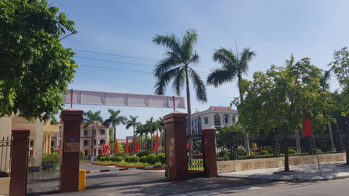 Trao đổi với PV, ông Trần Xuân Huấn, Giám đốc Điện lực Gia Lộc (tỉnh Hải Dương) cho biết, liên quan vụ 3 công nhân gặp nạn khi treo pano tại cổng Huyện ủy Gia Lộc, đường Lê Thanh Nghị (thị trấn Gia Lộc), các cơ quan chức năng đã có thông cáo báo chí thông tin ban đầu về vụ việc trên và hiện cũng chưa có thông tin để trao đổi với báo chí.