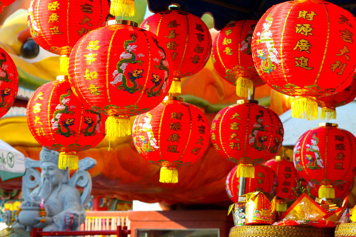 Những câu đối đỏ, đèn lồng đỏ, phong bao lì xì đỏ, cuốn lịch đỏ, hoa đào hay những trang phục màu đỏ xuất hiện ở muôn nơi.