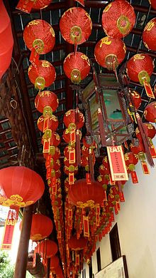 Màu sắc rực rỡ này được các chuyên gia phong thủy cho là mang đến vượng khí, tài lộc và sức mạnh.