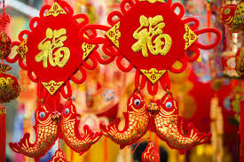 Màu đỏ cũng ngập tràn ở khắp nơi từ những đường phố lớn cho tới ngõ ngách nhỏ.