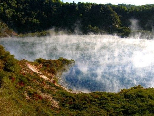 Do vậy, hồ chảo chiên trở thành một trong những hồ nước nóng nhất thế giới.