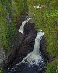 Thác nước Devil's Kettle tọa lạc tại công viên Judge C. R. Magney State thuộc bang Minnesota, Mỹ là một trong những địa điểm bí ẩn nhất thế giới. Tên của thác nước này có nghĩa là chiếc ấm của quỷ dữ.