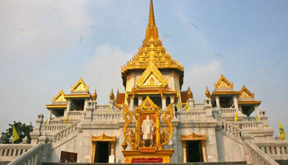Wat Traimit (chùa Phật Vàng) là ngôi chùa nổi tiếng ở thủ đô Bangkok, Thái Lan. Nơi đây gây chú ý với du khách bởi bề dày lịch sử cũng như kiến trúc tuyệt đẹp.