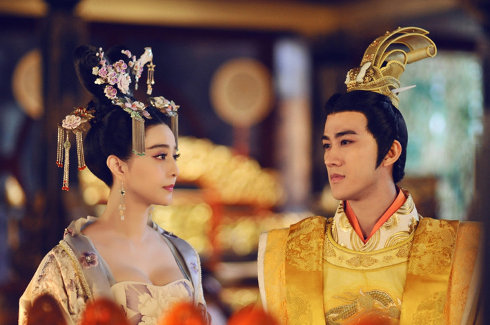 Tuy biết chuyện Vi Hậu ngoại tình nhưng vì sợ vợ nên Đường Trung Tông Lý Hiển không trách tội bà. Thậm chí, ông hoàng này còn sợ vợ một cách mù quáng khi trừng phạt bất cứ quan viên nào dâng tấu trừng phạt hành vi lộng quyền của Vi Hậu.