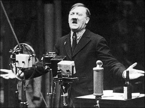 Nhờ tài hùng biện, Hitler đã có hơn 5.000 bài phát biểu nhằm thuyết phục dân chúng tin tưởng, trở thành những người cuồng tín và đi theo y.