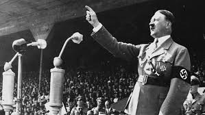 Hitler giống như một nhà thôi miên đã mê hoặc người dân Đức bằng những bài phát biểu, diễn thuyết hấp dẫn để họ tin tưởng, ủng hộ và sẵn sàng đi theo chính quyền Đức quốc xã.