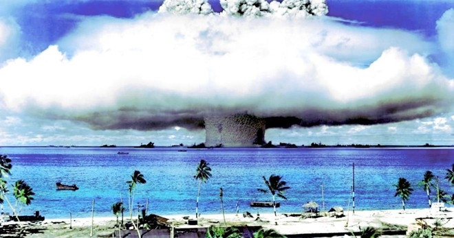Trong số này, đảo san hô vòng Bikini Atoll là nơi Mỹ đã tiến hành hơn 20 cuộc thử nghiệm vũ khí hạt nhân.