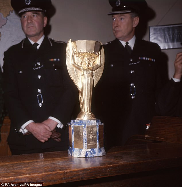Cúp Jules Rimet được dùng để trao giải cho đội tuyển Anh khi trở thành đội vô địch World Cup 1996.