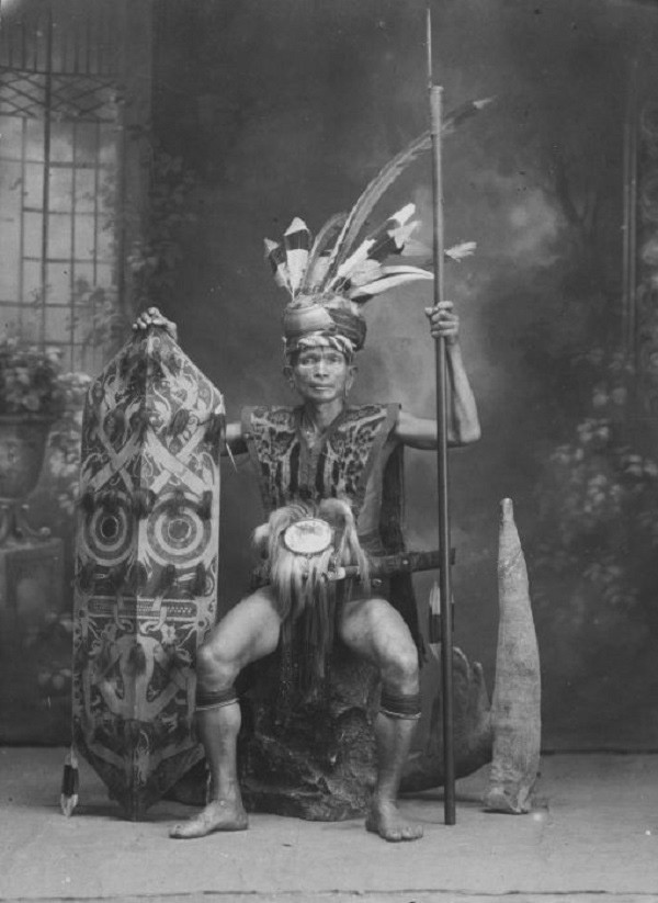 Bộ tộc Dayak hay còn gọi Dyak sống trên đảo Borneo (hay Kalimantan) nổi tiếng với tập tục săn đầu người. Theo các tài liệu, bộ tộc này bắt đầu sinh sống trên đảo vào khoảng 3.000 năm trước.