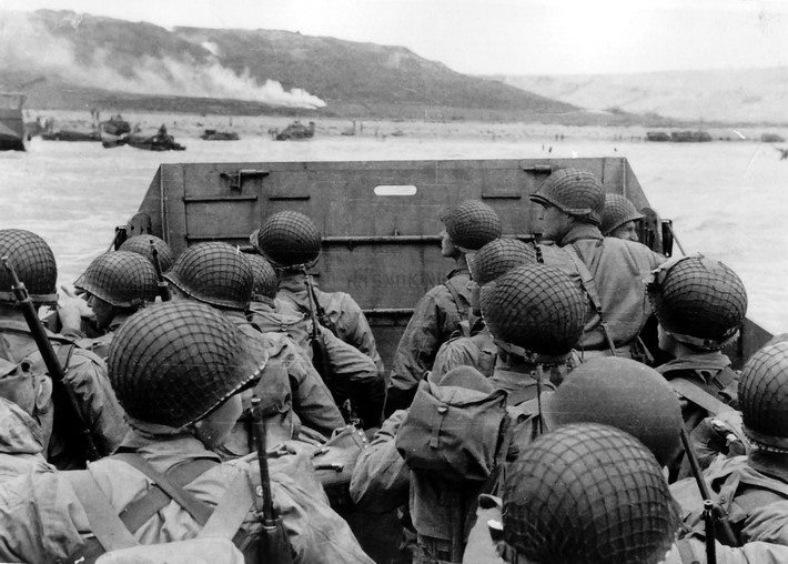 Để Hitler và phát xít Đức mắc lừa bởi chiến dịch “Fortitude South”, quân Đồng minh còn sử dụng các mô hình vũ khí bằng cao su bơm hơi để tạo hình ảnh giả về một đội quân lớn đang được tập trung ở vùng Kent cho cuộc chiến sắp tới ở Pas de Calais.