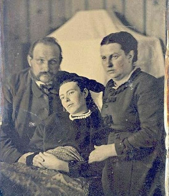 Dưới thời trị vì của Nữ hoàng Victoria (1819 - 1901), người dân Anh nổi tiếng với trào lưu hết sức rùng rợn là chụp ảnh với tử thi.