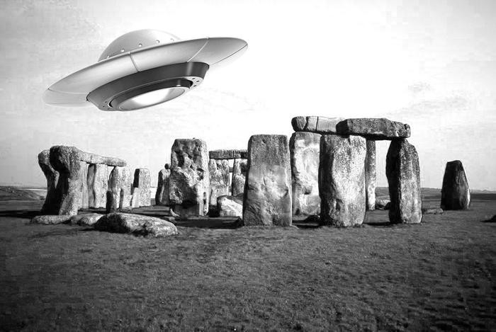 Một số thuyết âm mưu cho rằng, người ngoài hành tinh đã xây dựng nên bãi đá cổ Stonehenge và vòng tròn Silbury Hill.