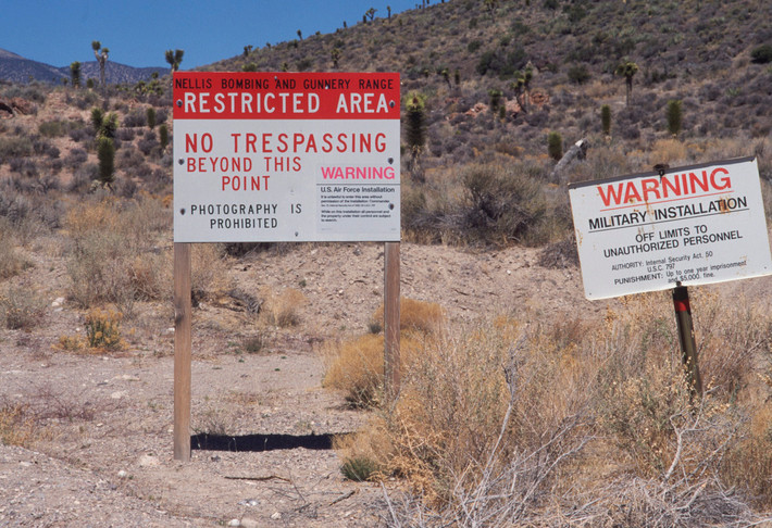 Vùng 51 (Area 51) của Mỹ là địa điểm tuyệt mật nổi tiếng thế giới. Trong suốt nhiều thập kỷ, căn cứ quân sự bí mật này không xuất hiện trên bất cứ tấm bản đồ nào. Dư luận cũng không hề hay biết thông tin về sự tồn tại của Vùng 51.
