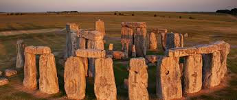 Hạt Wiltshire ở Vương quốc Anh là một trong những địa điểm bị hoài nghi là có liên quan đến người ngoài hành tinh. Nguyên do là vì đây là nơi tồn tại của bãi đá cổ Stonehenge nổi tiếng thế giới cũng như vòng tròn bí ẩn Silbury Hill.