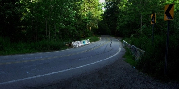 Được mệnh danh là cung đường "ma ám" khét tiếng nước Mỹ, Clinton Road ở West Milford, Hạt Passaic, New Jersey khiến nhiều người sợ hãi không dám đi một mình.