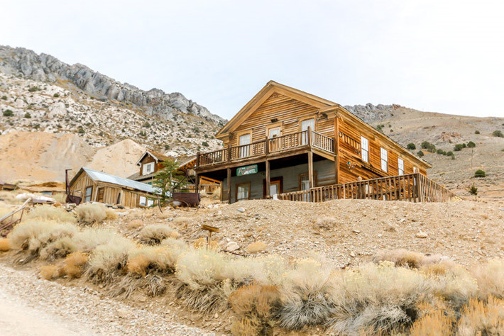 Tọa lạc ở California, Mỹ, thị trấn "ma" Cerro Gordo rộng hơn 121 ha gắn liền với lịch sử "đen tối" khiến nhiều người khiếp sợ. Trong tiếng Tây Ban Nha, tên thị trấn Cerro Gordo có nghĩa là "ngọn đồi béo".
