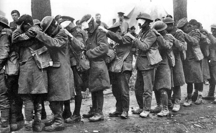 Khi ấy, quân lính Đức sử dụng khí clo để tấn công hai sư đoàn lính Pháp ở Ypres năm 1915.