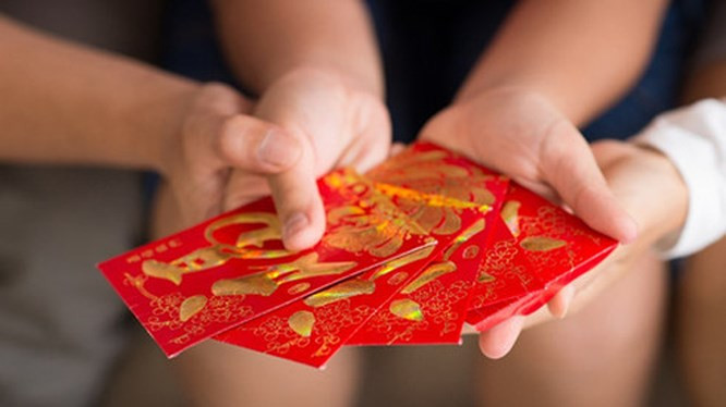 Giống Trung Quốc, người Singapore cũng có truyền thống tặng tiền lì xì đựng trong bao đỏ cho những người thân chưa lập gia đình.