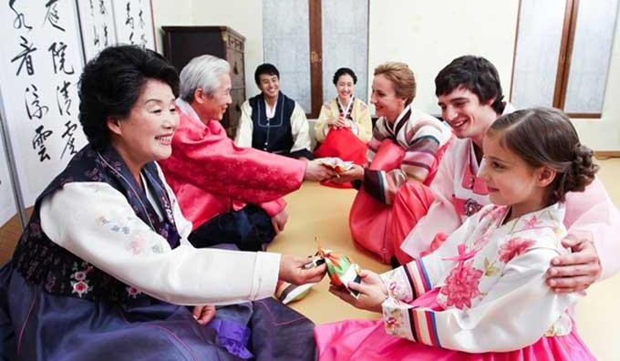 Cụ thể, sau bữa cơm năm mới, con cháu trong nhà sẽ thể hiện sự kính trọng tới ông bà, cha mẹ bằng cách cúi lạy sát đất (gọi là sebae). Sau đó lớp người lớn tuổi sẽ ban phước lành và chúc con cháu một năm thịnh vượng.
