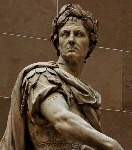 Những ghi chép của sử gia Plutarch cũng chỉ ra Julius Caesar có những hành vi bất thường như chóng mặt, hoa mắt và chân tay bủn rủn.