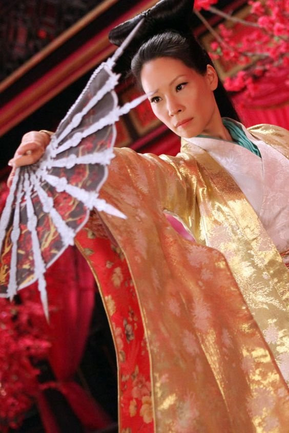 Thoạt nhìn, nhiều người sẽ tưởng rằng những chiếc quạt chiến giống như những chiếc quạt gấp thông thường. Chúng cũng mang dáng vẻ mềm mại và thanh lịch.