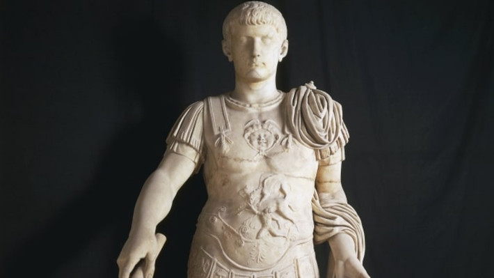 Không những vậy, hoàng đế Caligula còn có quan hệ loạn luân với các chị em gái.