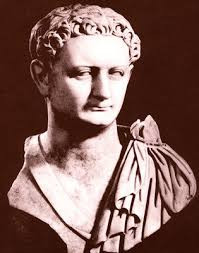 Hoàng đế Domitian còn được biết đến nhiều với việc chôn sống một trinh nữ trong ngôi mộ đặc biệt. Mời độc giả xem video: Tái hiện trận chiến lịch sử của Hoàng đế Napoleon (nguồn: VTC14)