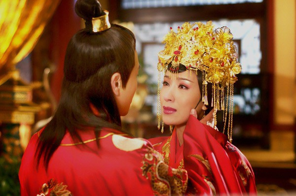 Do vậy, sau khi lên ngôi vua, Chu Kiến Thâm hết mực sủng ái Vạn Trinh Nhi và phong làm Vạn Quý phi. Dân gian còn đồn rằng, ông hoàng này rất nể sợ Vạn Trinh Nhi - người luôn ở bên ông trong thời kỳ "đen tối" nhất của cuộc đời.