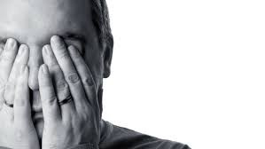 Trang phục phạm nhân và lính canh cũng là đồ màu trắng. Mọi đồ vật trong phòng giam cũng có màu trắng.