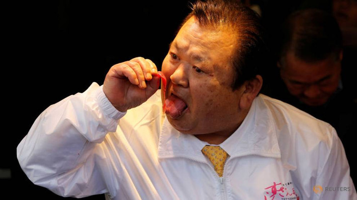 Ông chủ chuỗi nhà hàng sushi Sushi Zanmai nổi tiếng ở Nhật Bản nếm thử thịt con cá cá ngừ vừa được mua với mức giá kỷ lục.