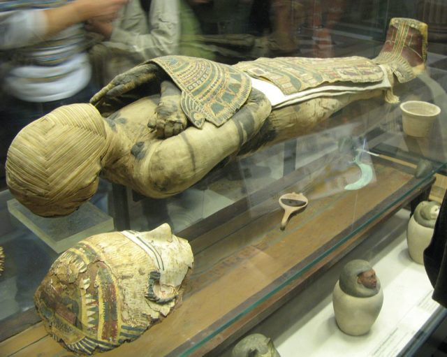 Ở phía dưới chân của xác ướp được trang trí với hình ảnh thần Anubis và Anpu. Họ là thần của nghĩa trang và ướp xác.