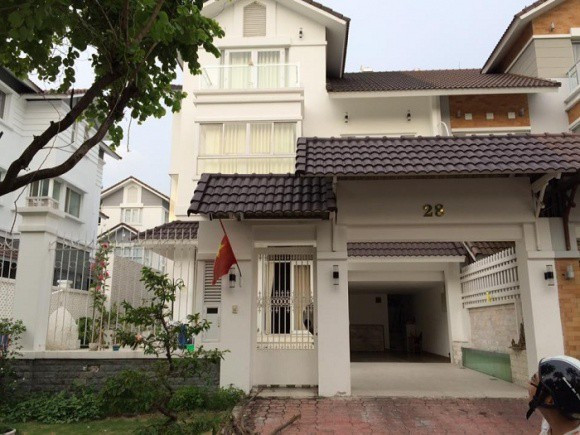 Hai vợ chồng Thủy Tiên - Công Vinh hiện đang sống cùng con gái tại một biệt thự rộng 300 m2 tại ven sông ở Quận 7, TP.HCM. Biệt thự này có sân vườn khá rộng được vợ chồng Thủy Tiên chăm chút làm nơi thư giãn, nghỉ ngơi và vui chơi cho con gái Bánh Gạo.
