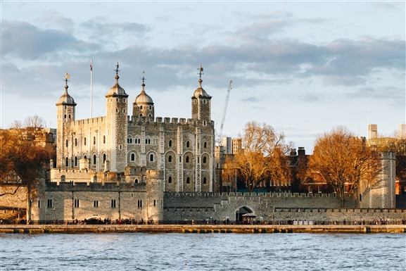 Là địa điểm nổi tiếng nước Anh, Tháp London được vua William I cho người xây dựng vào thế kỷ 11. Công trình này được xem là biểu tượng của ông. Đồng thời, Tháp London còn là nơi giam giữ những kẻ chống đối, phản bội nhà vua.