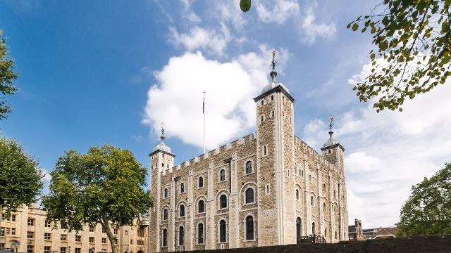 Báo cáo đầu tiên về việc nhìn thấy hồn ma ở Tháp London là dưới thời vua Henry III. Khi ấy, các công nhân đang xây dựng bức tường Inner Curtain Wall thì kinh ngạc nhìn thấy hồn ma đức Tổng giám mục Canterbury St Thomas Beckett.
