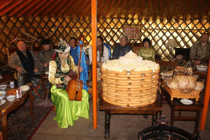 Họ thường tụ tập, quây quần đón Tết tại nhà của người già nhất trong vùng. Tại đây, họ vui vẻ trò truyện và cùng nhau thưởng thức các món ăn ngon.